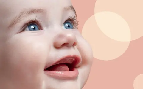 Uśmiechnięta buzia niemowlaka, jak widzi 3 miesięczne dziecko, z niebieskimi oczami i otwartymi ustami.