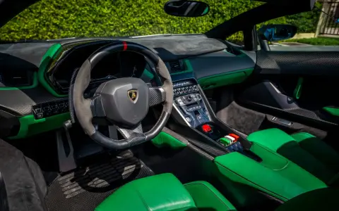 Der **Lamborghini Veneno Innenraum** besticht durch leuchtendes Grün, Carbon und das markante Lenkrad. Ein Blickfang für jeden Autofan.