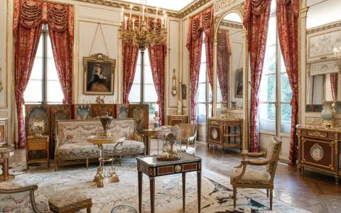 Salón del museo Nissim de Camondo, con tapices, muebles Luis XVI y un retrato.