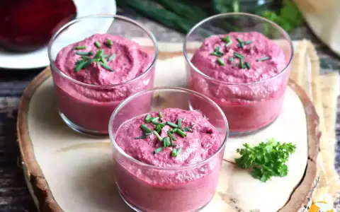 Tre bicchierini di crema di barbabietola, perfetti antipasti veloci senza cottura, guarniti con erba cipollina.
