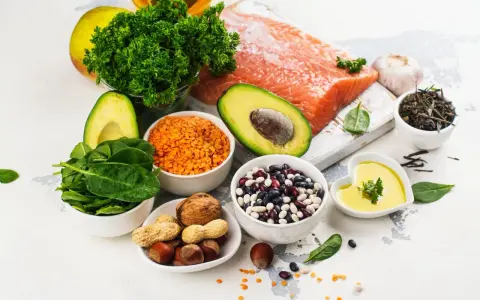 Zdrowe składniki na dietę na cholesterol: łosoś, awokado, szpinak, soczewica, fasola, orzechy, oliwa z oliwek, czosnek, jabłko, natka pietruszki.