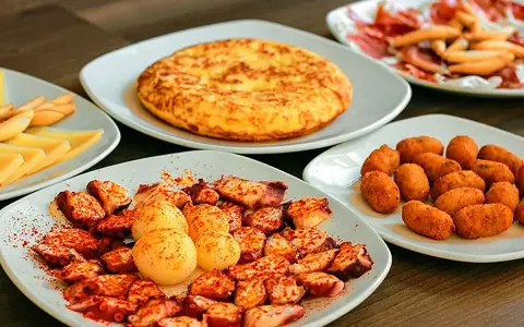 Pulpo a la gallega, tortilla española, croquetas y queso. Un festín digno del sobrino de botín, ¡menú para disfrutar!