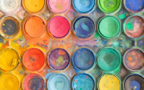 Paleta de acuarelas con colores vibrantes. Ideal para pintar sobre papel, cartón o cualquier superficie absorbente.