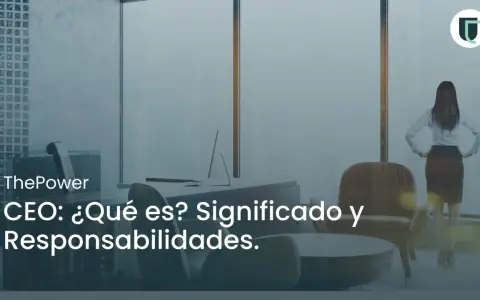 Mujer de pie en oficina moderna, con texto "CEO: ¿Qué es? Significado y Responsabilidades." Se exploran las 10 funciones de un CEO en la empresa.