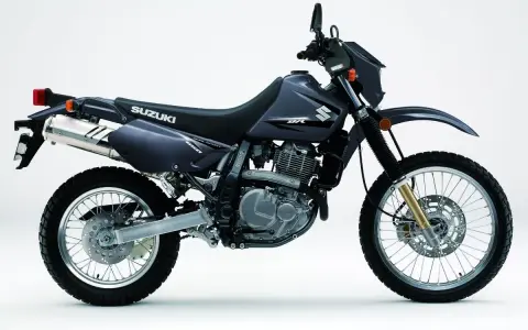 Suzuki DR650, gotowy na przygodę. Ten wszechstronny motocykl dual sport jest idealny do jazdy po mieście i w terenie.