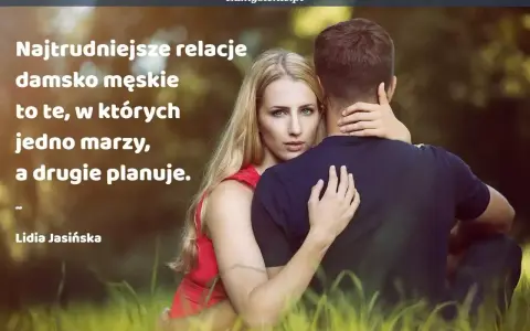Kobieta obejmuje mężczyznę, ich relacje damsko męskie są trudne, gdy jedno marzy, a drugie planuje.