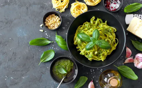 Pesto do czego? Do makaronu tagliatelle, z bazylią, orzeszkami pinii i parmezanem. Idealne na szybki obiad.