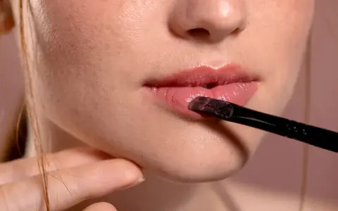 Labios jugosos y brillantes, listos para el color. ¿Cuándo me puedo pintar los labios después de ácido hialurónico?