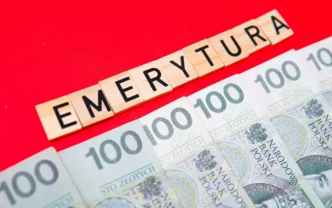 Litery układają się w słowo "EMERYTURA" nad rzędem banknotów 100 zł. Czekamy, kiedy wyrównają emerytury czerwcowe.