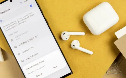 Samsung-Smartphone zeigt Bluetooth-Kopplungsanfrage für AirPods an, daneben liegen AirPods und Ladecase.