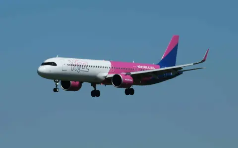 Samolot Wizzair z różowym ogonem i silnikami. Zastanawiasz się, ile kg bagaż podręczny Wizzair możesz zabrać?