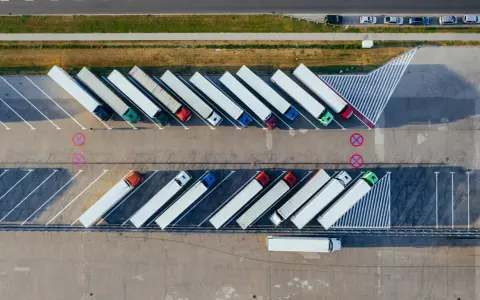 Parking pełen ciężarówek, idealne miejsce do nauki na prawo jazdy na tira.