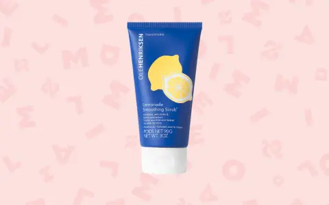Tube bleu OLEHENRIKSEN Lemonade Smoothing Scrub, avec des citrons. Exfolie avec AHA et extrait de zeste de citron. Aha, bha, c'est le moment de la douceur !