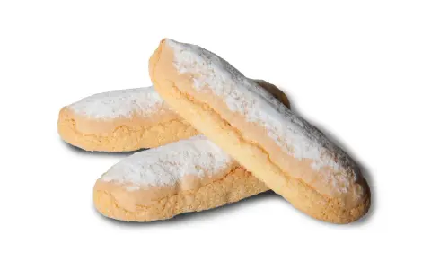 Trois biscuits sablés saupoudrés de sucre glace, parfaits pour un délicieux gâteau à la cuillère.