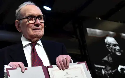 Ennio Morricone, maestro de las bandas sonoras, recibe un reconocimiento. Su legado musical perdura.