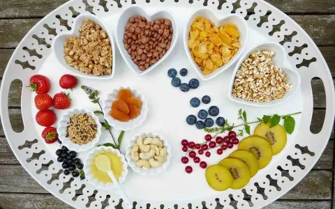 Bandeja con variedad de cereales, frutas y frutos secos, perfecta para una merienda cumpleaños infantil.