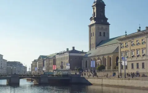 Goteborg, Szwecja. Przewodnik po mieście: kanał, most, zabytkowe budynki i wieża kościelna.
