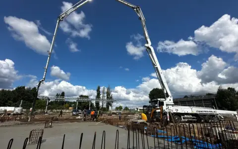 Betonowanie fundamentów pod nową inwestycję. **Inspektor nadzoru inwestorskiego** czuwa nad prawidłowym przebiegiem prac budowlanych.