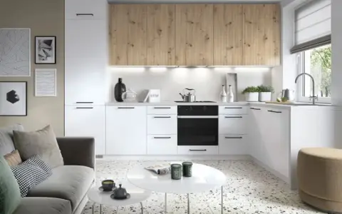 Nowoczesna mała kuchnia z salonem 20m2. Białe meble, drewniane fronty szafek, szara kanapa i stoliki kawowe.