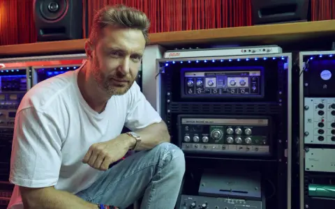 David Guetta w studiu, otoczony sprzętem, gdzie powstają jego hity.
