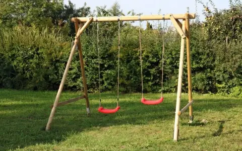 Huśtawka ogrodowa DIY: Jak zbudować stabilny stelaż krok po kroku?