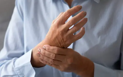 Wędrujące bóle stawów: przyczyny, objawy, diagnoza. Nie ignoruj!