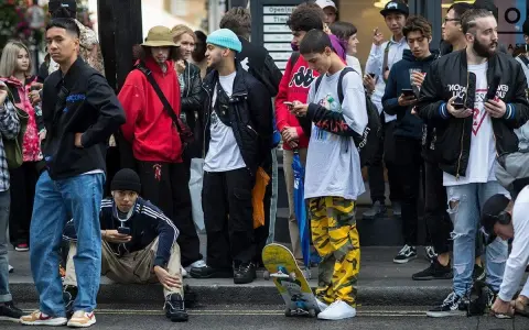 Streetwear: Co to znaczy? Przewodnik po stylu, markach i slangu