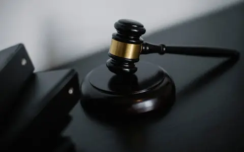 Młotek sędziowski i akta. Droga do tego, jak zostać sędzią, wymaga wiedzy i determinacji.