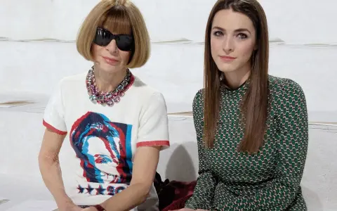 Anna Wintour y Bee Shaffer, sentadas juntas en un evento de moda.