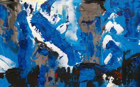 Peinture abstraite aux textures épaisses, dominée par le bleu, le blanc et le gris. Une œuvre qui invite à nettoyer le regard pour en découvrir les formes cachées.