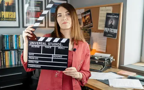 Kobieta z klapsem filmowym, tło z plakatami filmowymi i maszyną do pisania. To świetny test case example dla twórców filmowych.