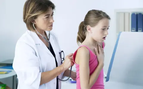 Ärztin untersucht Mädchen mit Stethoskop. Bei Verdacht auf Asthma ist ein Lungenfacharzt der richtige Ansprechpartner.