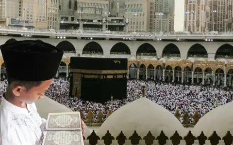 Chłopiec w czapce i białej szacie czyta Koran na tle tłumu pielgrzymów i Kaaby w Mekce.
