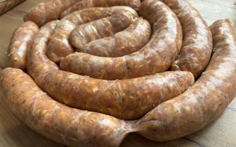Jak upiec kiełbasę w piekarniku, aby była soczysta i aromatyczna