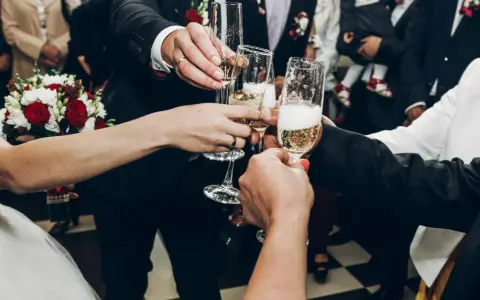 Wznoszenie toastów szampanem na weselu. Ile alkoholu na wesele? Kluczowe pytanie dla udanej zabawy!