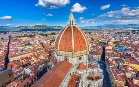 Widok na kopułę Duomo i miasto Florencja. W tle wzgórza Toskanii. To miejsce to prawdziwy florenckie muzeum pod gołym niebem.