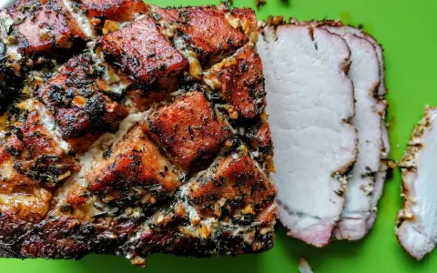 Arrosto di lonza di maiale con crosta croccante e erbe aromatiche, pronto per essere gustato. Ottima tra le lonza di maiale ricette.