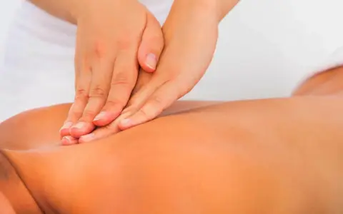 Fizjoterapeuta: Kim jest i kiedy pomoże? Nie tylko "pan od masażu"!