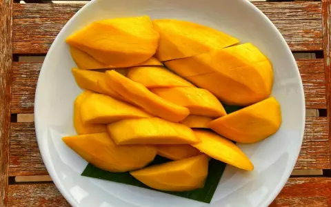 Czy pies może jeść mango? Bezpieczne przygotowanie i ryzyka
