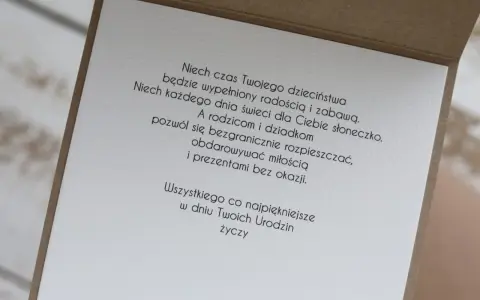 Krótkie życzenia urodzinowe dla chłopca: Niech czas dzieciństwa będzie radosny, a każdy dzień słoneczny. Rodzicom i dziadkom życzymy bezgranicznej miłości i prezentów bez okazji.