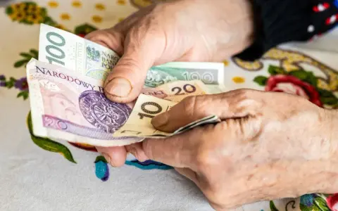 Dłonie liczą pieniądze, zastanawiając się, jaka grupą inwalidzką po zawale serca zapewni godne życie.