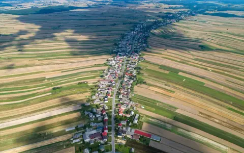Długa wieś w Polsce, otoczona polami o różnych kolorach, tworząca mozaikę krajobrazu. Może to najpiękniejsza wieś w Polsce?
