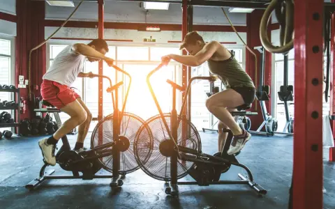 Trening CrossFit: jak wygląda i czy jest dla Ciebie? Przewodnik