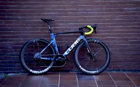 Ein blaues Cube Rennrad mit gelbem Lenkerband, bereit für die Tour de France.