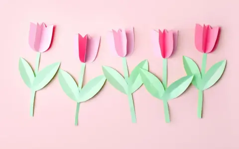Fünf rosa Papier-Tulpen mit grünen Blättern, ein einfaches Bastelprojekt für Kinder.