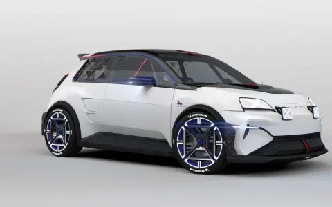 Sportlicher weißer Alpine A290 mit futuristischen blauen Felgen und Michelin-Reifen.