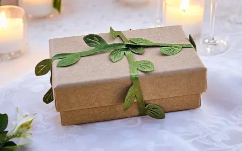 Eleganckie pudełko z zieloną wstążką w liście, idealne na prezent z okazji 15 rocznicy ślubu.