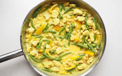 Pyszne, aromatyczne **yellow curry** z kurczakiem, fasolką szparagową i ciecierzycą w kremowym sosie.
