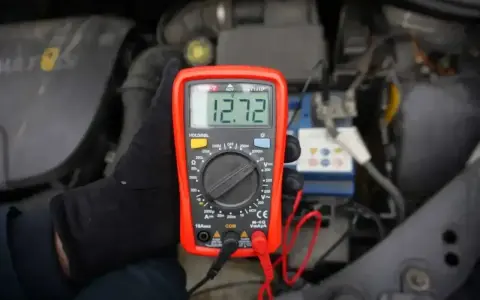 Pomiar napięcia akumulatora multimetrem. Wartość 12.72V wskazuje, że dopuszczalny spadek napięcia przy rozruchu silnika nie będzie problemem.