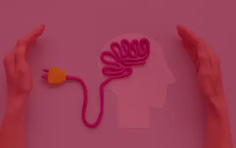 Dwie dłonie otaczają profil głowy z plastelinowym mózgiem podłączonym do wtyczki. Czy studia psychologiczne są trudne?